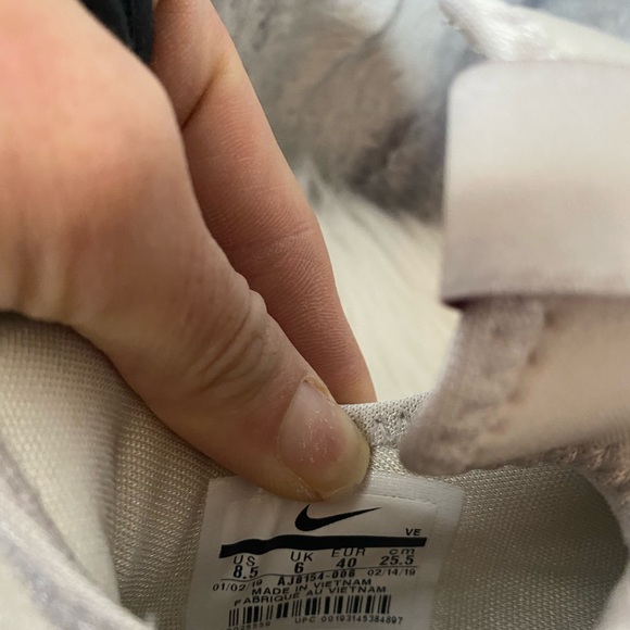 Excellent condition 8.5 Nike womens shoes - Picture 3 of 3